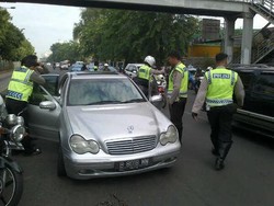 Razia di Jl Salemba, Polisi Temukan Narkoba di Mobil Mercy