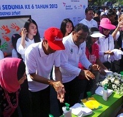 Jokowi Contohkan Cuci Tangan dengan Benar ke Anak-anak