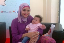 Pengalaman Zaskia Menyusui Anak Pertama, Sering Nangis Kesakitan