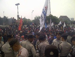  Demo Buruh di DPR, Kendaraan Taktis dan Ribuan Polisi Bersiaga