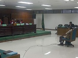 Berkas 600 Halaman, Fathanah Dengar Pembacaan Tuntutan Sambil Menunduk