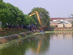Sebuah Mobil Nyemplung di Danau Komplek Halim