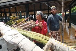 Cerita Mereka yang Salah Kostum dan Bikin Repot Abdi Dalem