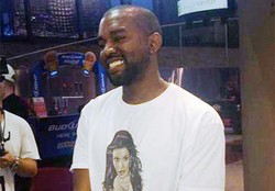  Kanye West Pakai Kaos Bergambar Kim Kardashian Bugil dengan Tulisan Yeezus