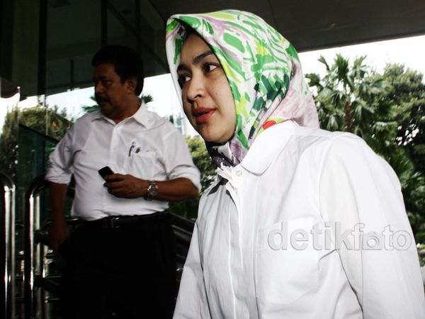 Airin Jenguk Suami saat Jam Kerja