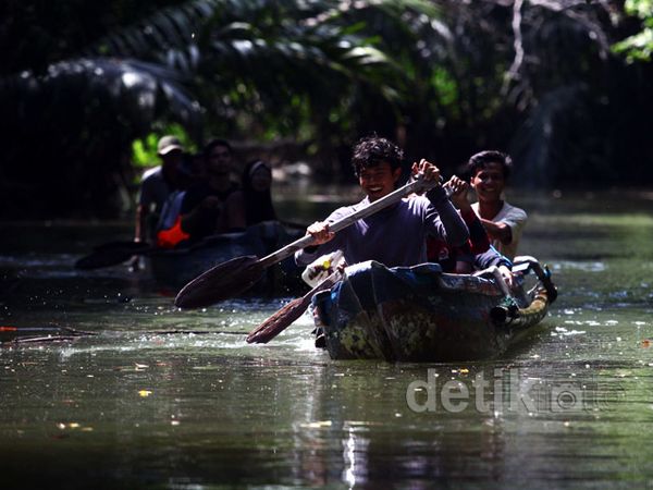Asyiknya Berkano di Sungai Cigenter