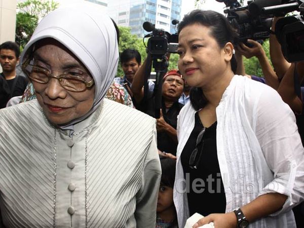 Andi Mallarangeng Dijenguk Istri dan Ibunda