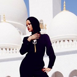 Berjilbab, Pose-pose Rihanna di Depan Masjid Bikin Heboh