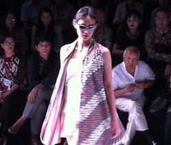 Edward Hutabarat Tampilkan Busana Modern dari Batik Parang di JFW 2014