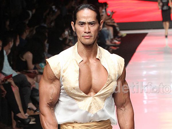 Ade Rai Pamer Otot di Catwalk