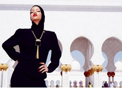 Rihanna Berjilbab di Depan Masjid Bikin Heboh Instagram