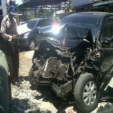 Pick Up Dihajar Avanza, Satu Orang Tewas