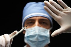 6 Orang Paling Nekat, Bukan Dokter Tapi Berani Operasi Diri Sendiri