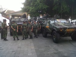 Jelang Kedatangan Tamu VVIP, Panser-Panser TNI Siaga di Keraton