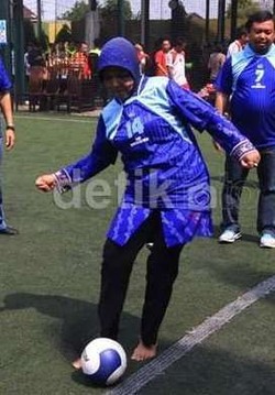 Balas Pantun Nurhayati vs Kubu Jokowi