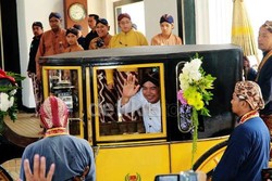 Sultan Nikahkan Sendiri Putrinya