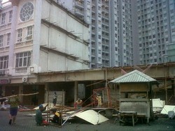 Mobil yang Tertimpa Papan Ruko Roboh di Tebet Lecet Kap Mesinnya