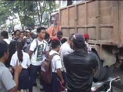 Hindari Bola, Pasutri dan Anaknya Tewas Dilindas Truk di Medan