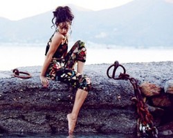 Rihanna Pamer Foto Mandi dan Rancangan Busana Terbaru