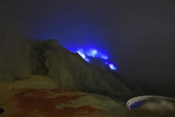 Api Biru Ajaib di Kawah Ijen