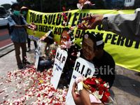 Sejumlah Aktivis Tabur Bunga untuk Energi