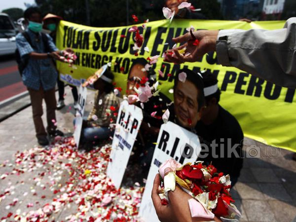 Sejumlah Aktivis Tabur Bunga untuk Energi