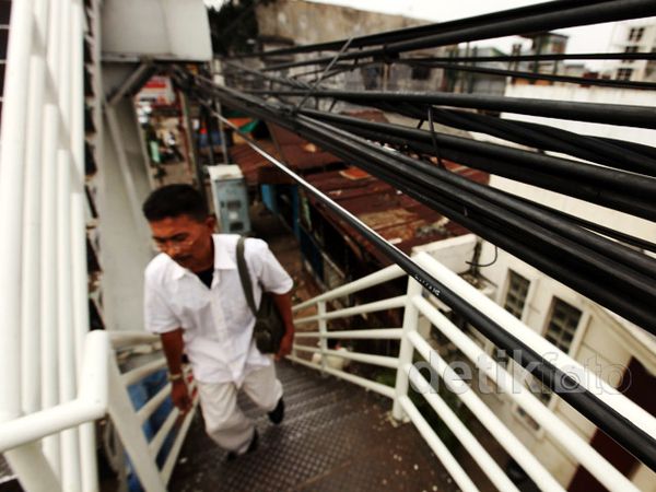 Kabel Listrik Ganggu Kenyamanan Pengguna JPO Kabel Listrik Ganggu Kenyamanan Pengguna JPO