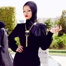 Annisa Keluar dari di Cherrybelle, Rihanna Berjilbab dan Pose di Depan Masjid