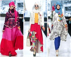 Hijab Style: Permainan Batik Color-Block ala Dian Pelangi