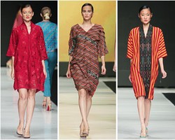 Harmonisasi Cantik Tenun dan Kebaya di Peragaan Oscar Lawalata