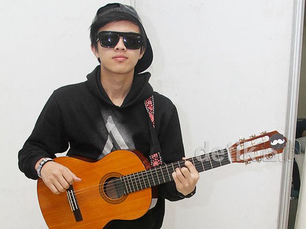 Bisma SM*SH Asyik Bermain Gitar
