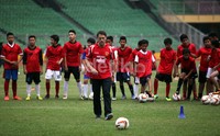 Mantan penggawa Manchester United (MU) Michael Owen akan berlaga untuk kali pertama di Indonesia.