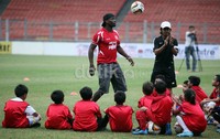 Tergabung dalam tim United Red bersama beberapa mantan pemain The Red Devils lainnya, Owen akan menantang Bambang Pamungkas cs yang tergabung dalam Indonesia Red.