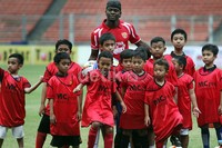 Owen dan rombongan eks bintang-bintang MU telah tiba di Jakarta pada Selasa (22/10) ini pukul 13.00 WIB melalui Bandara Soekarno-Hatta, Tangerang, Banten. Dari situ, mereka langsung menuju Hotel JW Marriot tempat menginap sekaligus menggelar jumpa pers.