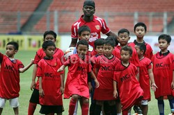 Owen dan rombongan eks bintang-bintang MU telah tiba di Jakarta pada Selasa (22/10) ini pukul 13.00 WIB melalui Bandara Soekarno-Hatta, Tangerang, Banten. Dari situ, mereka langsung menuju Hotel JW Marriot tempat menginap sekaligus menggelar jumpa pers.