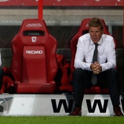 Goool... dan Gigi Pelatih pun Rontok