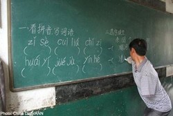 Jiang Shengfa, Pria Tanpa Lengan yang Jadi Guru di Desa