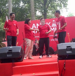 Gita Wirjawan Duel Lawan Ricky/Rexy: Ayo Angkat Raketmu!