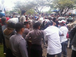 Demo Soal Lahan Ricuh, Ribuan Warga Lempari Kantor BP Batam 