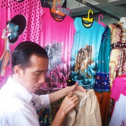 Jokowi Borong Kaos, Seragam, dan Kerudung di Blok G Tanah Abang