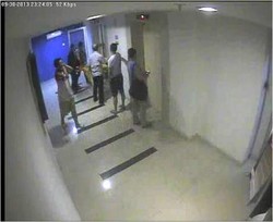 Momen Dramatis Saat Holy yang Penuh Luka Ditandu ke Rumah Sakit