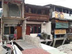  Rumah di Atas Kali Citarum di Gambir Dibongkar, Tuti Sesenggukan 