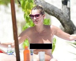 Kate Moss Kembali Tampil Topless di Pantai 