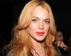 Mabuk, Lindsay Lohan Bikin Ricuh di Tempat Karaoke
