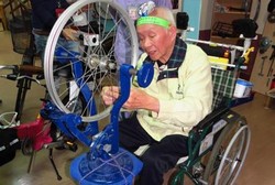 Meski Alzheimer, Kakek Berusia 86 Tahun Ini Buka Toko Sepeda di RS