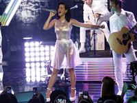 Dress Putih Menerawang Katy Perry