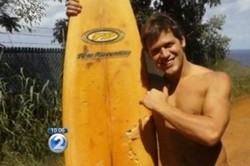 Hebat, Surfer di Hawaii Menjotos Hiu!