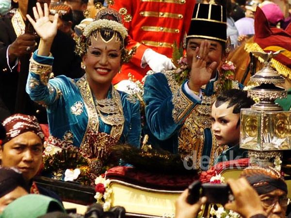 Kirab Pengantin GKR Hayu-KPH Notonegoro