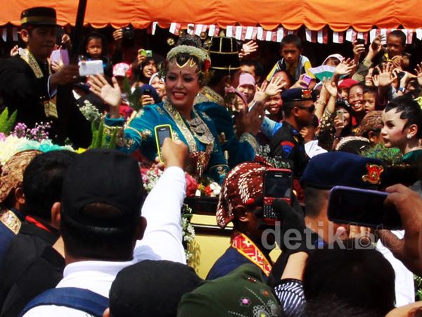 Ribuan Warga Nonton Kirab Pengantin Putri Sultan
