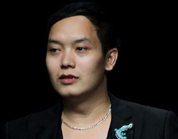 Diva, Gaun Malam Glamour Penuh Bulu dan Kristal dari Hengki Kawilarang